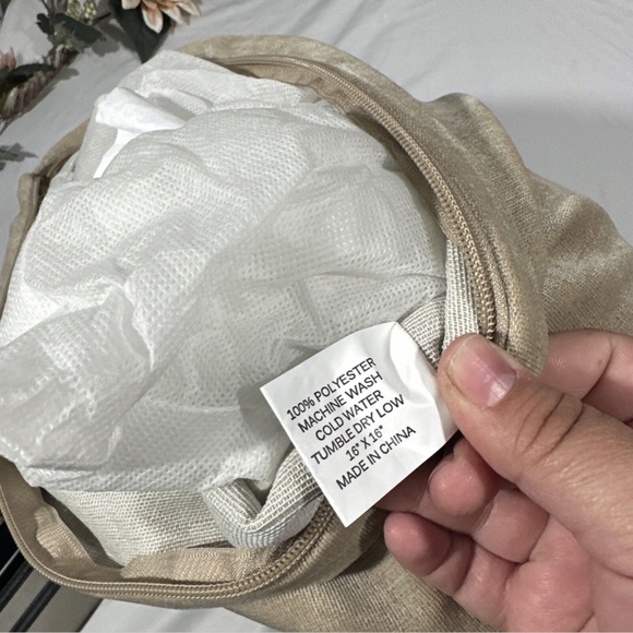 NEW $88 Siscovers Padma Decorative Pillow [ 16"‎ x 16" ] in Parchment - Picture 9 of 10